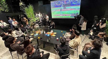 　「ＷＢＣ休暇」を利用して社内でＰＶ観戦する「トゥモローゲート」の社員