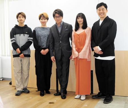 　製作発表に出席した（左から）新原泰佑、鈴木砂羽、哀川翔、暁月ななみ、あべこうじ監督