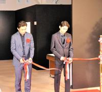 　「松本幸四郎家　高麗屋展」のテープカットを行う松本幸四郎（左）と市川染五郎
