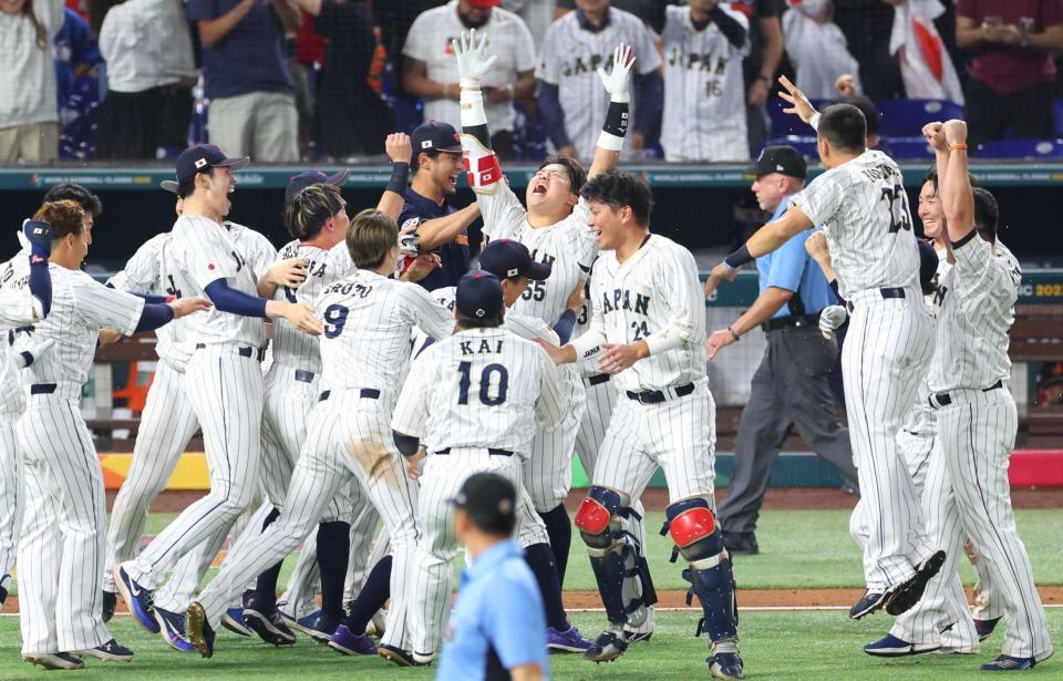 　村上選手のサヨナラ打に歓喜する侍ジャパンナイン