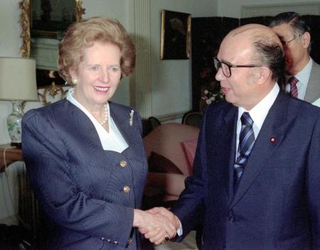 　１９８９年９月、来日したサッチャー英首相（左）を握手で迎える中山太郎外相
