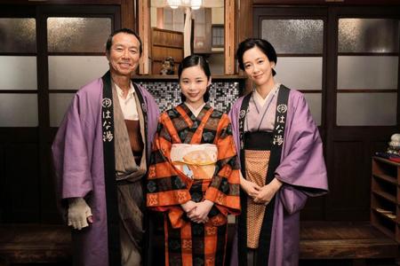 　撮影に臨んだ趣里（中央）と、両親役の（左から）柳葉敏郎、水川あさみ＝ＮＨＫ大阪放送局