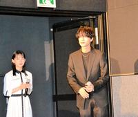 　映画「なのに、千輝くんが甘すぎる。」の大ヒット御礼舞台あいさつに登場した、なにわ男子・高橋恭平（右）、畑芽育