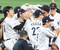 　優勝し握手を交わす大谷（左）とヌートバー＝２１日、マイアミ