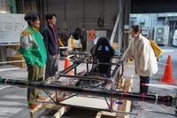 空飛ぶクルマの試作機と対面した舞。左から、玉本（細川岳）、刈谷（高杉真宙）、舞（福原遥）