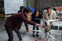 舞（福原遥・右）と御園（山口紗弥加）に機体の説明をする刈谷（高杉真宙）