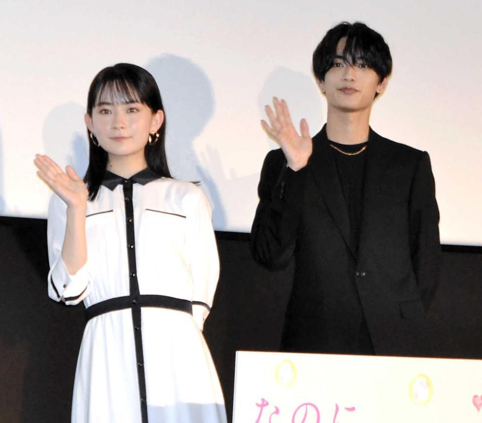 　客席に手を振る高橋恭平（右）と畑芽育