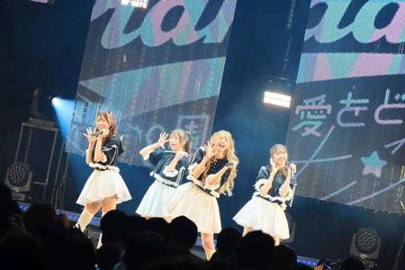 　ステージでキュートにパフォーマンスするわーすたの（左から）松田美里、廣川奈々聖、三品瑠香、小玉梨々華