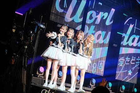 　ファンの歓声に笑顔を浮かべるわーすたの（左から）小玉梨々華、廣川奈々聖、松田美里、三品瑠香