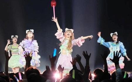 　４年ぶりの歓声を浴びる（左から）廣川奈々聖、松田美里、三品瑠香、小玉梨々華