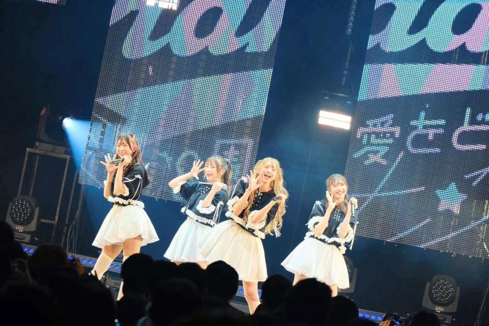 　ステージでキュートにパフォーマンスするわーすたの（左から）松田美里、廣川奈々聖、三品瑠香、小玉梨々華