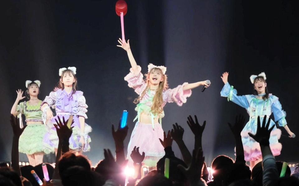 　４年ぶりの歓声を浴びる（左から）廣川奈々聖、松田美里、三品瑠香、小玉梨々華