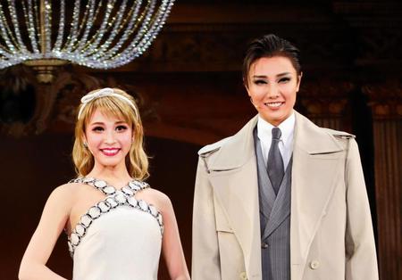 　宙組新人公演「カジノ・ロワイヤル～我が名はボンド～」で初主演した大路りせ（右）と初ヒロインの美星帆那＝宝塚大劇場