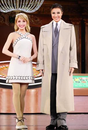 　宙組新人公演「カジノ・ロワイヤル～我が名はボンド～」で初主演した大路りせ（右）と初ヒロインの美星帆那＝宝塚大劇場