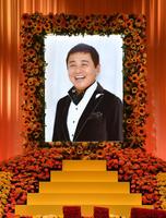 　祭壇に飾られた渡辺徹さんの遺影（撮影・出月俊成）