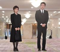 　開式前に報道陣にあいさつする渡辺裕太（右）と榊原郁恵（撮影・出月俊成）
