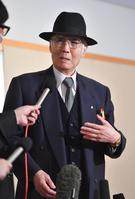 　思い出を語る八名信夫（撮影・出月俊成）