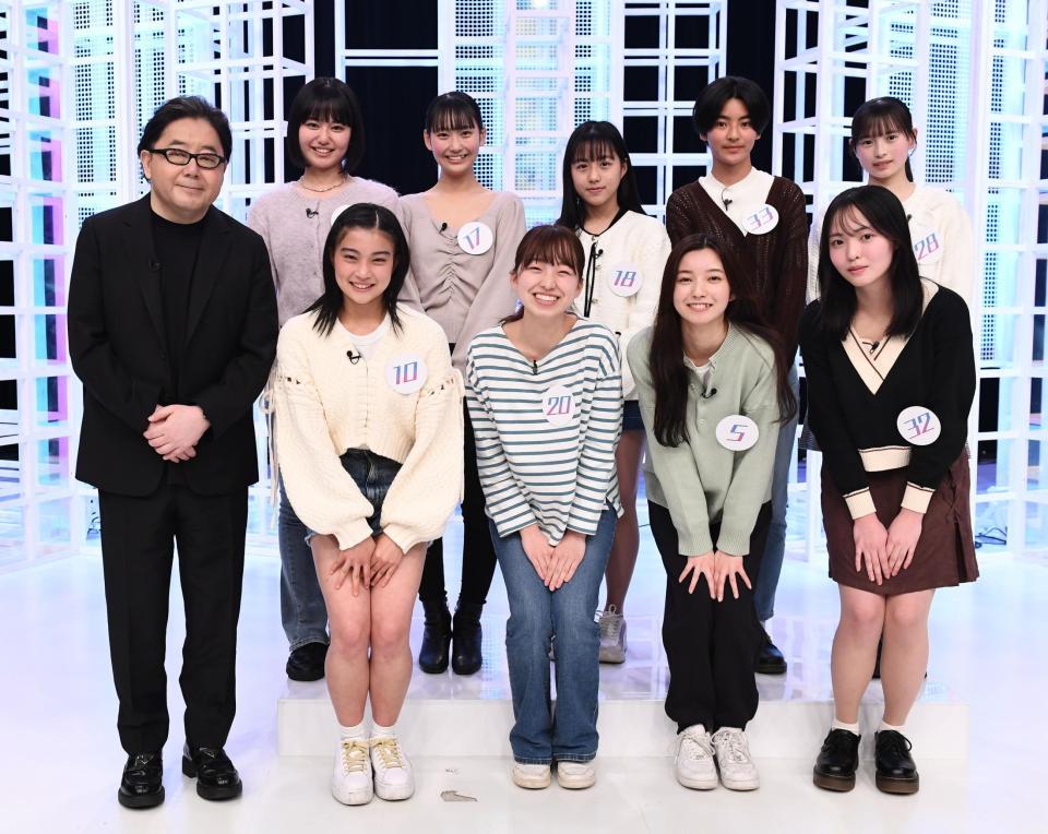 　（前列左から）秋元康総合プロデューサーとファイナリストの坂本彩さん、宮治果緒さん、間鍋春希さん、樋口琴美さん、（後列左から）栗原一菜さん、和多田萌衣さん、安藤帆花さん、岸本小雪さん、大和奈央さん（撮影・園田高夫）