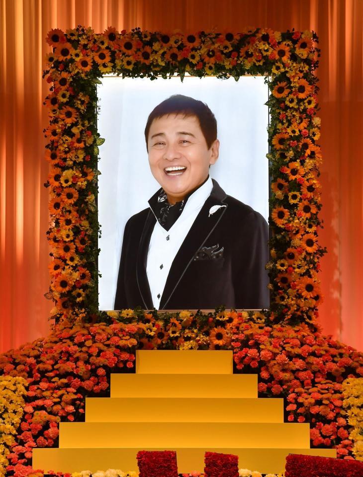 　祭壇に飾られた渡辺徹さんの遺影（撮影・出月俊成）