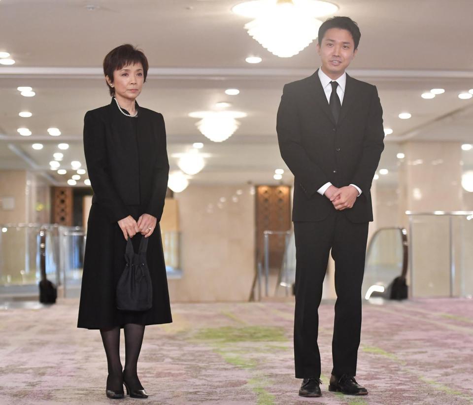 　開式前に報道陣にあいさつする渡辺裕太（右）と榊原郁恵（撮影・出月俊成）