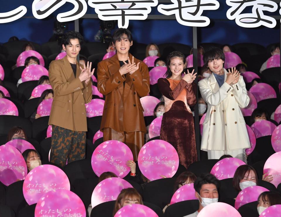 　ファンの前でポーズをとる（左から）渡邊圭祐、目黒蓮、今田美桜、大西流星＝東京・ＴＯＨＯシネマズ日比谷（撮影・西岡正）