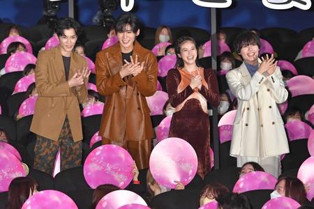 　ファンの前でポーズをとる（左から）渡邊圭祐、目黒蓮、今田美桜、大西流星（撮影・西岡正）