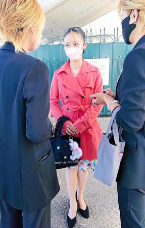 　指導を受けた元ＯＧに合格を報告する井上侑香さん
