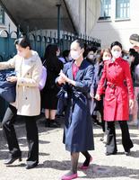 　ガイダンスのため校舎に入る宝塚音楽学校合格者