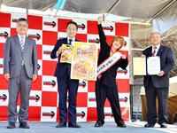 　玉野市観光大使就任式に出席した（左から）大倉明玉野市産業振興部長、柴田義朗玉野市長、尼神インター渚、高原良一玉野市議会議長