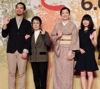 （左から）三浦貴大、奈良岡朋子さん、鈴木京香、志田未来＝2015年3月
