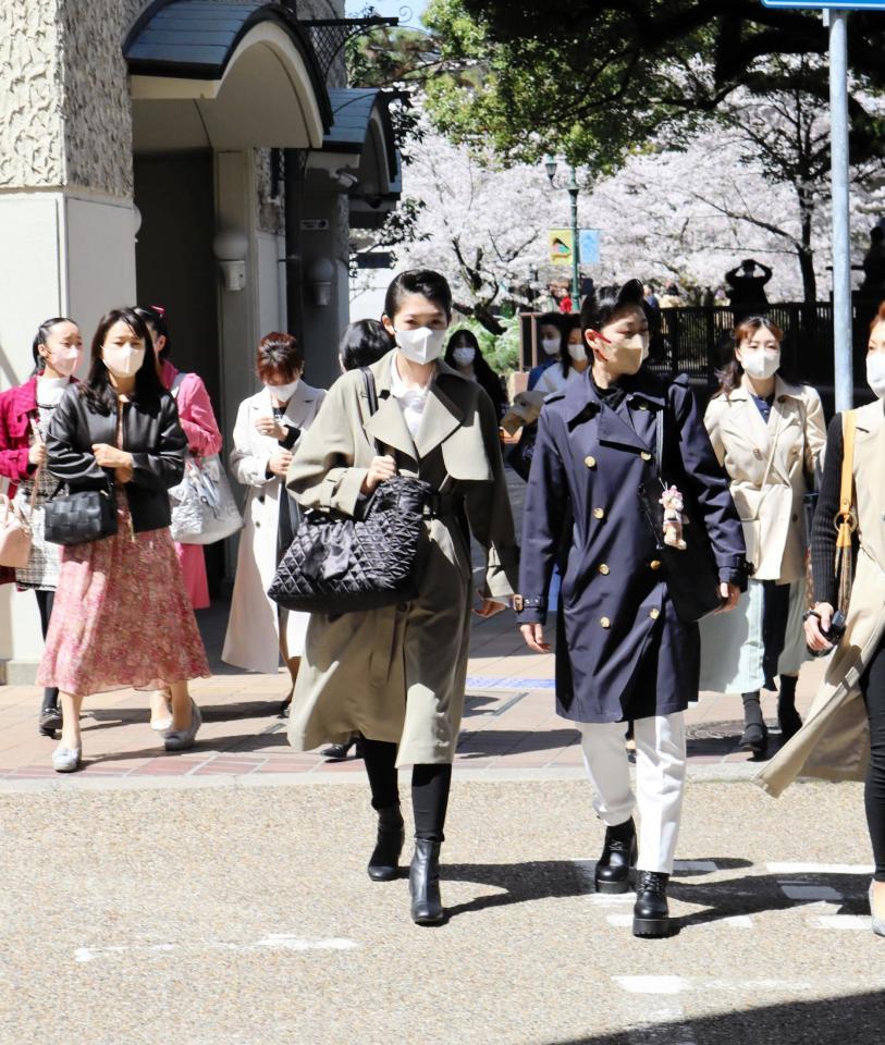 　ガイダンスのため笑顔で校舎に入る合格者