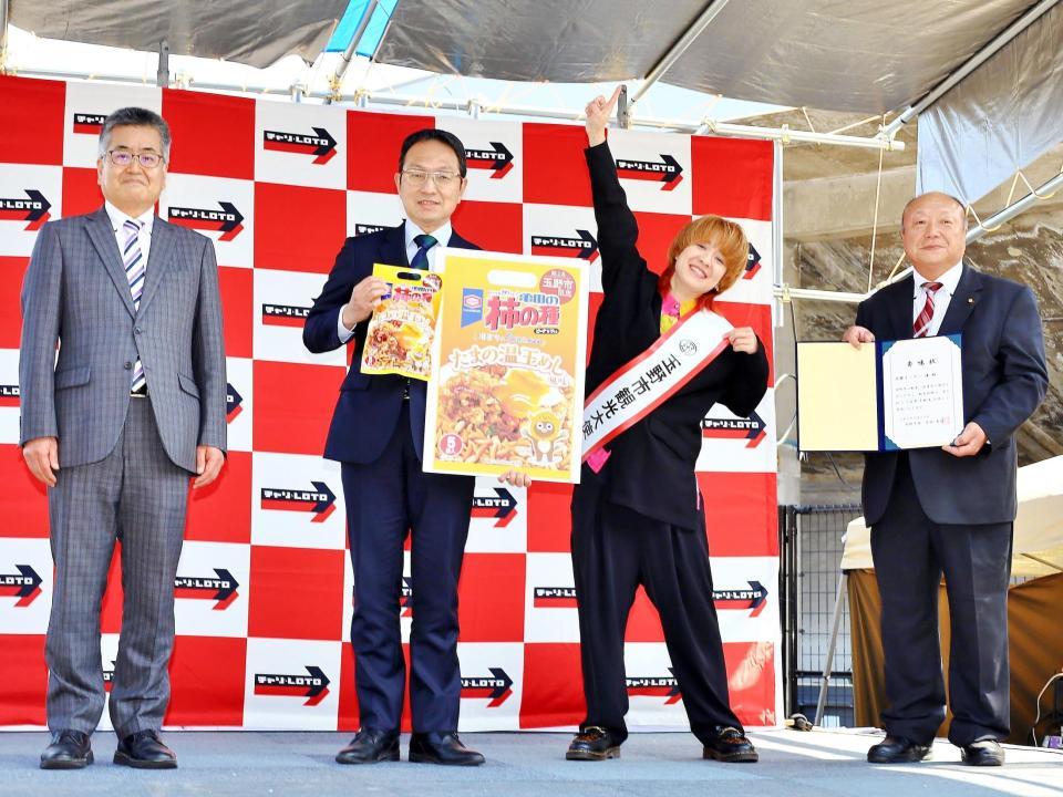 　玉野市観光大使就任式に出席した（左から）大倉明玉野市産業振興部長、柴田義朗玉野市長、尼神インター渚、高原良一玉野市議会議長