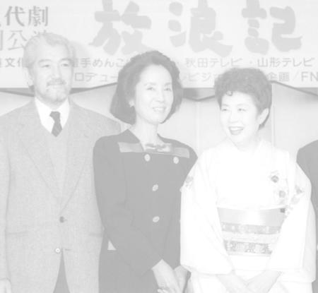 　舞台「放浪記」の地方公演についての会見で、米倉斉加年さん（左）、森光子さん（右）と写真に納まる＝１９９２年