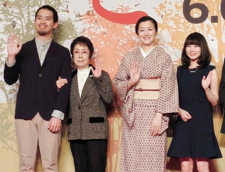 　（左から）三浦貴大、奈良岡朋子さん、鈴木京香、志田未来＝１５年