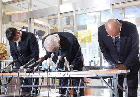 　転覆事故を受け、頭を下げる保津川遊船企業組合の豊田知八代表理事（中央）ら