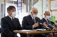 　転覆事故を受け、記者会見する保津川遊船企業組合の豊田知八代表理事（中央）ら