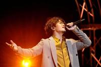 　卒業生に向けて熱唱するＧＥＮＥＲＡＴＩＯＮＳの数原龍友