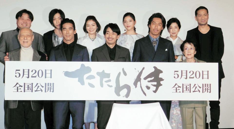 　（前列左から）津川雅彦さん、小林直己、青柳翔、ＡＫＩＲＡ、奈良岡朋子さん、（後列同）錦織良成監督、早乙女太一、田畑智子、石井杏奈、宮崎美子、ＨＩＲＯ＝１７年