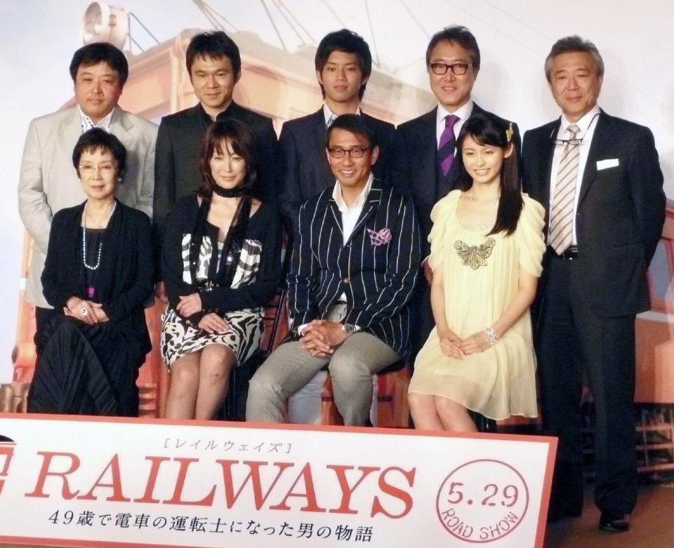 　映画「ＲＡＩＬＷＡＹＳ」完成披露会見で。（前列左から）奈良岡朋子さん、高島礼子、中井貴一、本仮屋ユイカ、（後列同）錦織良成監督、甲本雅裕、三浦貴大、佐野史郎、安倍秀司氏＝１０年