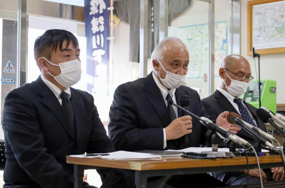 　転覆事故を受け、記者会見する保津川遊船企業組合の豊田知八代表理事（中央）ら