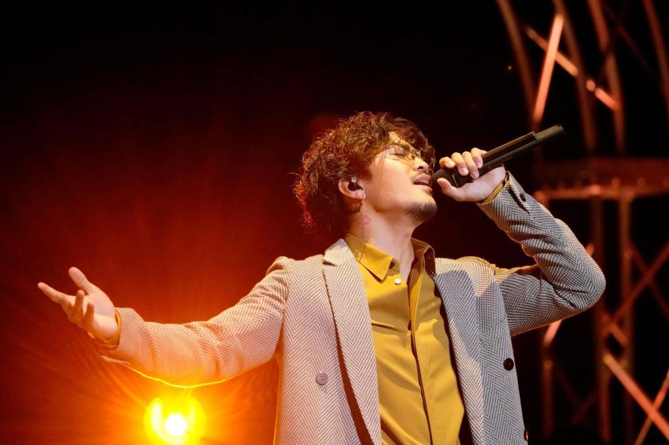 　卒業生に向けて熱唱するＧＥＮＥＲＡＴＩＯＮＳの数原龍友