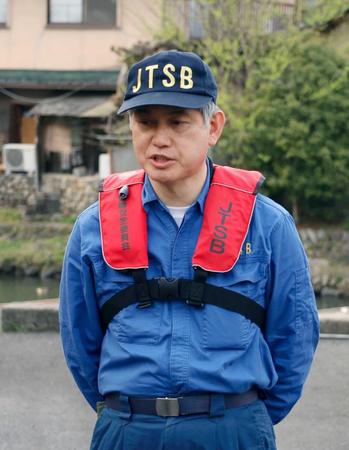 　記者団の取材に応じる運輸安全委員会の大熊寛章・船舶事故調査官