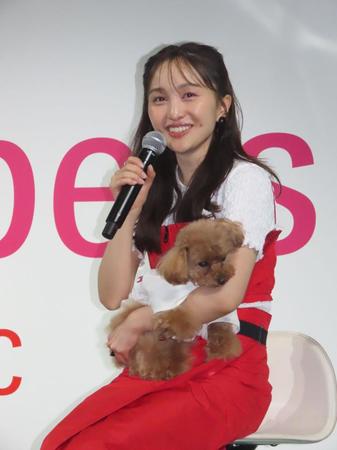 　授賞式に出席した百田夏菜子　