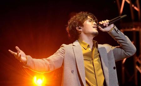 　卒業生に向けて熱唱するＧＥＮＥＲＡＴＩＯＮＳの数原龍友