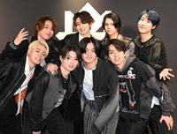 　デビューを喜ぶＭＡＺＺＥＬ（前列左から）ＴＡＫＵＴＯ、ＲＹＵＫＩ、ＫＡＩＲＹＵ、ＥＩＫＩ（後列左から）ＳＥＩＴＯ、ＮＡＯＹＡ、ＲＡＮ、ＨＡＹＡＴＯ（撮影・金田祐二）