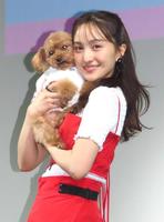 　愛犬「ピーチ」を抱く百田夏菜子