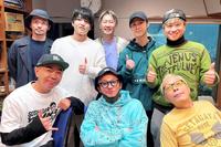 　笑顔を見せる（前列左から）木梨憲武、ＩＳＳＡ、所ジョージ、（後列同）Ｕ－ＹＥＡＨ、ＫＥＮＺＯ、ＴＯＭＯ　、ＹＯＲＩ、ＫＩＭＩ