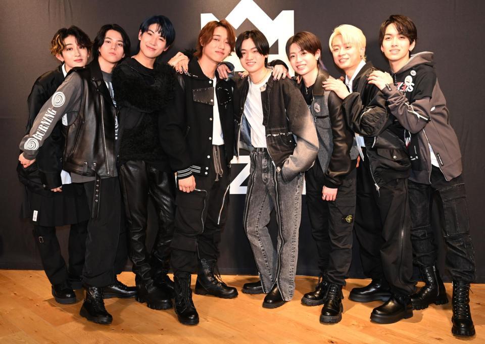 　デビューを喜ぶＭＡＺＺＥＬ（左から）ＮＡＯＹＡ、ＲＡＮ、ＨＡＹＡＴＯ、ＳＥＩＴＯ、ＫＡＩＲＹＵ、ＲＹＵＫＩ、ＴＡＫＵＴＯ、ＥＩＫＩ（撮影・金田祐二）