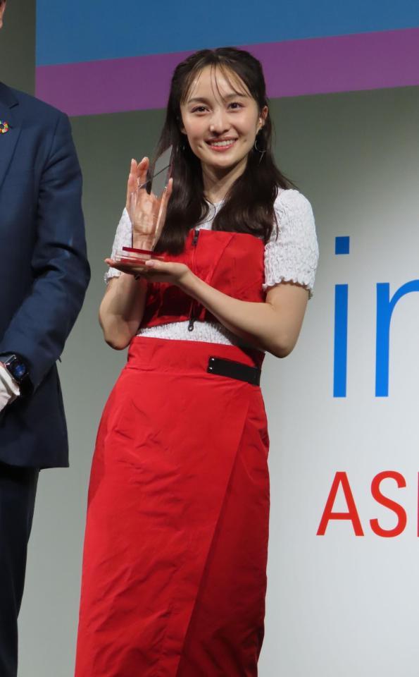 　授賞式に出席した百田夏菜子