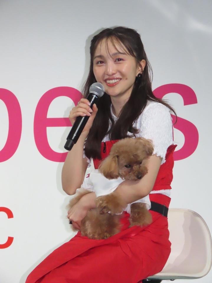 　授賞式に出席した百田夏菜子　